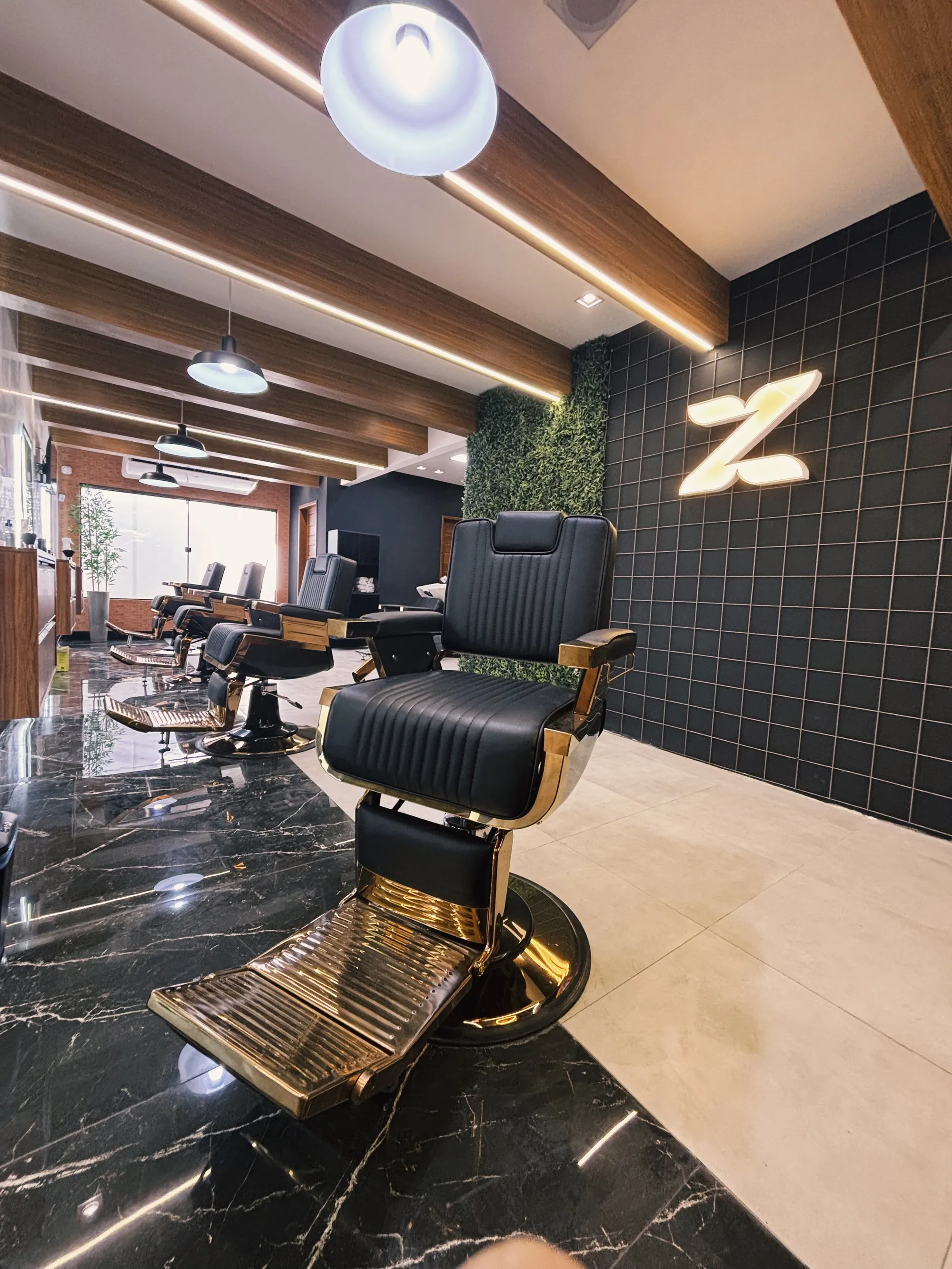 Interior da Zerno Barbearia — estações premium
